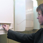 Una clienta prueba un aparato de calefacción con gas natural.-EL PERIÓDICO