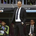 Zidane, en el banquillo de La Rosaleda-EFE / DANIEL PÉREZ