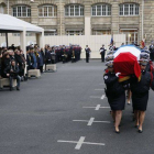 El presidente François Hollande en el homenaje a los tres policías muertos en los ataques yihadistas.-Foto: PATRICK KOVARIK / AFP