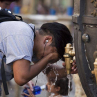 Un turista se refresca en la fuente de Canaletes durante una ola de calor.-Foto:   ARCHIVO / JOAN PUIG