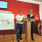 El secretario de Festejos, José Luis Ruiz, y el alcalde, Carlos Martínez, presentan los cambios del callejero. J.A.C.