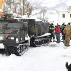 Miembros del Ejército italiano llegan con víveres a Campotosto, el 19 de enero.-EFE / CLAUDIO LATTANZIO