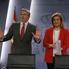 El portavoz del Gobierno y ministro de Cultura, Íñigo Méndez de Vigo, y la ministra de Empleo, Fátima Bañez.-JUAN CARLOS HIDALGO / EFE