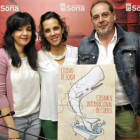 Sonia Calvo, Inés Andrés y Javier Muñiz, posan con el cartel ganador. / VALENTÍN GUISANDE-