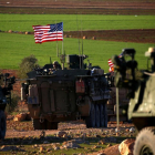 Un convoy de tanques con bande ra de EEUU circulan a las afueras de la ciudad de Manbij, al norte de Siria.-AFP