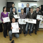 Foto de familia de todos los ganadores y los finalistas posando con Ángel Mayor y con los títulos del III Concurso de la Tapa Micológica. / ÁLVARO MARTÍNEZ-