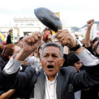 Colombianos protestan en las calles de Bogotá.-MAURICIO DUEÑAS (EFE)