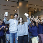 Roger Ribó y Clara Bayés, los primeros en comprar el iPhone 7 en Barcelona.-ALBERT BERTRAN