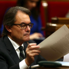 El presidente de la Generalitat en funciones, Artur Mas, toma notas durante el pleno del Parlament de Cataluña-ANDREU DALMAU