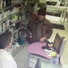 El abuelo pistolero durante el atraco a una farmacia de Hostafrancs.-EL PERIÓDICO