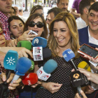 La presidenta en funciones de la Junta de Andalucía, Susana Díaz, atiende a los medios de comunicación durante su visita al barrio de Isla Chica en Huelva, ayer.-Foto: EFE