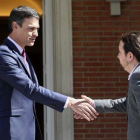 El presidente del Gobierno en funciones, Pedro Sánchez, recibe en la Moncloa al líder de Podemos, Pablo Iglesias, el pasado 7 de mayo.-DAVID CASTRO