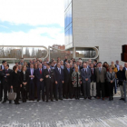 El presidente de la Junta de Castilla y León, Juan Vicente Herrera, posa con los alcaldes y presidentes de diputaciones firmantes del acuerdo del Plan de Empleo Local-ICAL