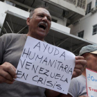 Ciudadanos venezolanos protestas y piden ayuda humanitaria.-EFE