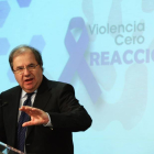 El presidente de la Junta de Castilla y León, Juan Vicente Herrera, clausura la jornada dando a conocer el nuevo modelo de atención integral a las víctimas de violencia de género-Ical