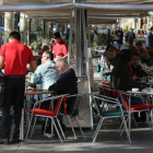 Varios camareros sirven a clientes en terrazas de bares del paseo de Gràcia.-DANNY CAMINAL