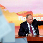 El presidente ruso, Vladimir Putin, interviene durante su rueda de prensa anual.-YURI KOCHETKOV / EFE