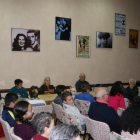 Escolares y suarios del centro comparten mesa.-HDS