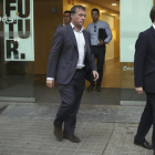 José Grinda (derecha) y Fernando Bermejo (izquierda) salen de la sede de CDC, en agosto del 2016.-EFE / TONI ALBIR