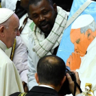 Un inmigrante muestra al Papa el retrato que le ha hecho, durante la audiencia general de los miércoles en el Vaticano-ETTORE FERRARI