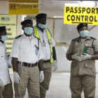 Miembros del servicio de salud nigerianos esperan en el aeropuerto internacional de Lagos, este lunes.-Foto: AP / SUNDAY ALAMBA