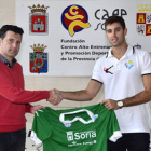Ángel Romera y Juanmi González en la presentación del jugador. / Álvaro Martínez-