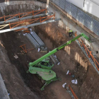 Excavación para las obras del parking del nuevo mercado en la calle Doctrina.-VALENTÍN GUISANDE