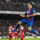 Suárez festeja su gol al Sporting en el Camp Nou.-JORDI COTRINA