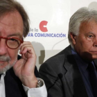 Juan Luis Cebrián y Felipe González, en un acto en Madrid en septiembre del 2013.-AGUSTÍN CATALÁN