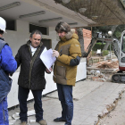 Aldea y Mínguez consultan planos en su visita a las obras del quiosco de la Dehesa.-VALENTÍN GUISANDE