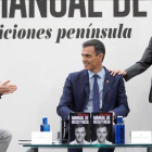 Pedro Sánchez, junto a Jesús Calleja y Mercedes Milà, este jueves durante la presentación de su libro.-JOSÉ LUIS ROCA