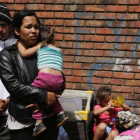 Llevando a su bebé en brazos en un campo de refugiados venezolanos en Colombia.-REUTERS
