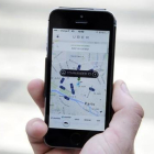 Un usuario utiliza la versión francesa de Uber.-AFP