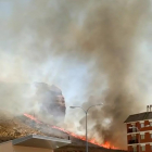 Las llamas, vistas desde la travesía de la localidad.-HDS