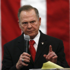 El candidato republicano para las elecciones legislativas de Alabama, Roy Moore, durante el mitin de este lunes.-/ AP / BRYNN ANDERSON (AP)
