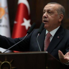 El presidente turco, Tayyip Erdogan se dirige a miembros del Parlamento durante una sesión del parlamento turco en Ankara.-UMIT BEKTAS (REUTERS)
