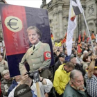 Seguidores de Pegida, en una protesta contra Merkel y los refugiados.-