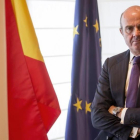 El ministro de Economía, Luis de Guindos, posa en su despacho, en una imagen de archivo.-JOSÉ LUIS ROCA