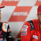 Marc Márquez (Honda), a la izquierda, escucha las explicaciones de Andrea Dovizioso, hoy, en Termas de Río Hondo (Argentina).-ALEJANDRO CERESUELA