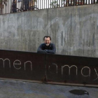 El actor y dramaturgo Manuel Veiga, junto a la placa que recuerda a Carmen Amaya.-ELISENDA PONS