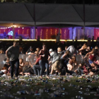 Decenas de personas corren tras el tiroteo en el festival Route 91 Harvest, este domingo en Las Vegas.-AFP / DAVID BECKER
