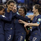 Las jugadoras francesas felicitan a Renard, autora de dos goles de cabeza.-AP / / ALESSANDRA TARANTINO