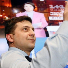 El actor y candidato a la presidencia de Ucrania Volodymyr Zelenskiy saluda a sus seguidores, el 31 de marzo del 2019 en Kiev, tras conocer los resultados de la primera vuelta de las elecciones.-REUTERS / VALENTYN OGIRENKO