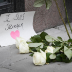 Flores en homenaje a los fallecidos en el atentado de Estocolmo.-EFE / ANDERS WIKUND