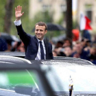 Macron saluda a la multitud desde su coche presidencial en París.-FRANÇOIS LENOIR / REUTERS