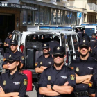 Policías nacionales en la localidad de Pineda de Mar.-ALBERT GEA
