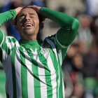 Rubén Castro se lamenta tras fallar una oportunidad, en un partido del Betis en el estadio Benito Villamarín.-Foto: EFE/ JULIO MUÑOZ