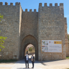 Miguel Latorre y Jesús Cedazo durante la visita a la muralla adnamantina. HDS
