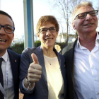 La presidenta del Sarre, Annegret Kramp-Karrenbauer, celebra su triunfo con su marido (derecha) y un compañero de partido.-REUTERS / KAI PFAFFENBACH