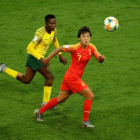Shuang Wang, la estrella china, de rojo, durante el pasado Mundial de fútbol disputado en Francia.-RICHARD HEATHCOTE / GETTY IMAGES